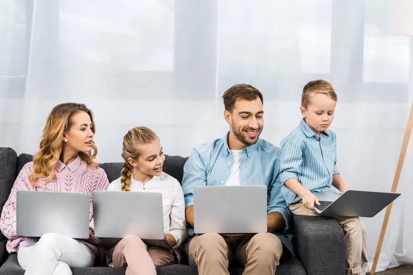 Sorrindo Família Olhando Para Laptop Menino Chateado — Fotografia de Stock