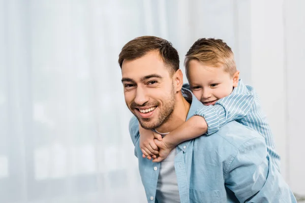 Lächelnder Vater Mit Süßem Sohn Auf Den Schultern Und Blick — Stockfoto