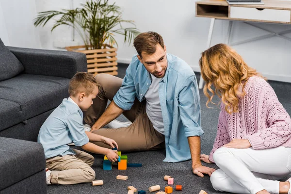 Genitori Figlio Che Giocano Con Blocchi Legno Sul Pavimento Soggiorno — Foto stock gratuita