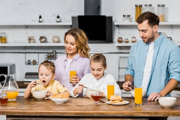 Padres Mirando Los Niños Comiendo Gachas Mesa — Foto de Stock