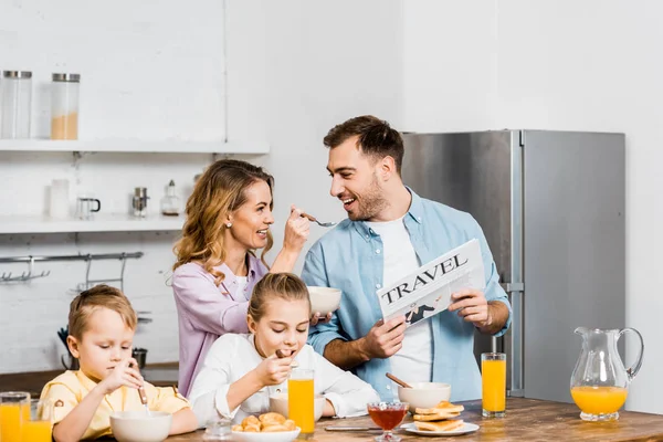 Esposa Alimentando Marido Mingau Cereal Com Colher Enquanto Crianças Comendo — Fotografia de Stock