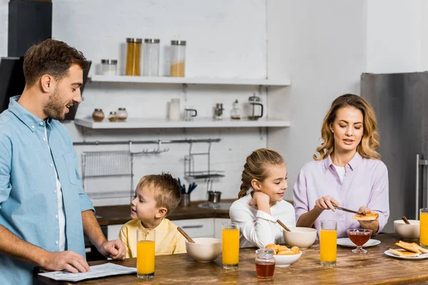 Mutlu Aile Mutfak Masasında Kahvaltı — Stok fotoğraf