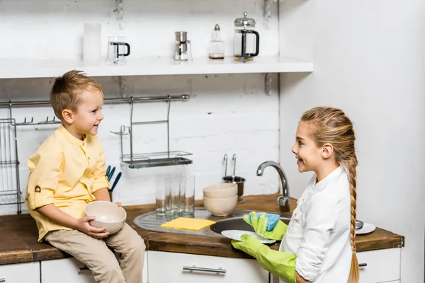 Linda Chica Guantes Goma Lavar Los Platos Mirando Niño Sonriente — Foto de Stock