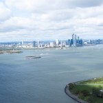 Vista aérea del océano atlántico y la ciudad de Nueva York, EE.UU.