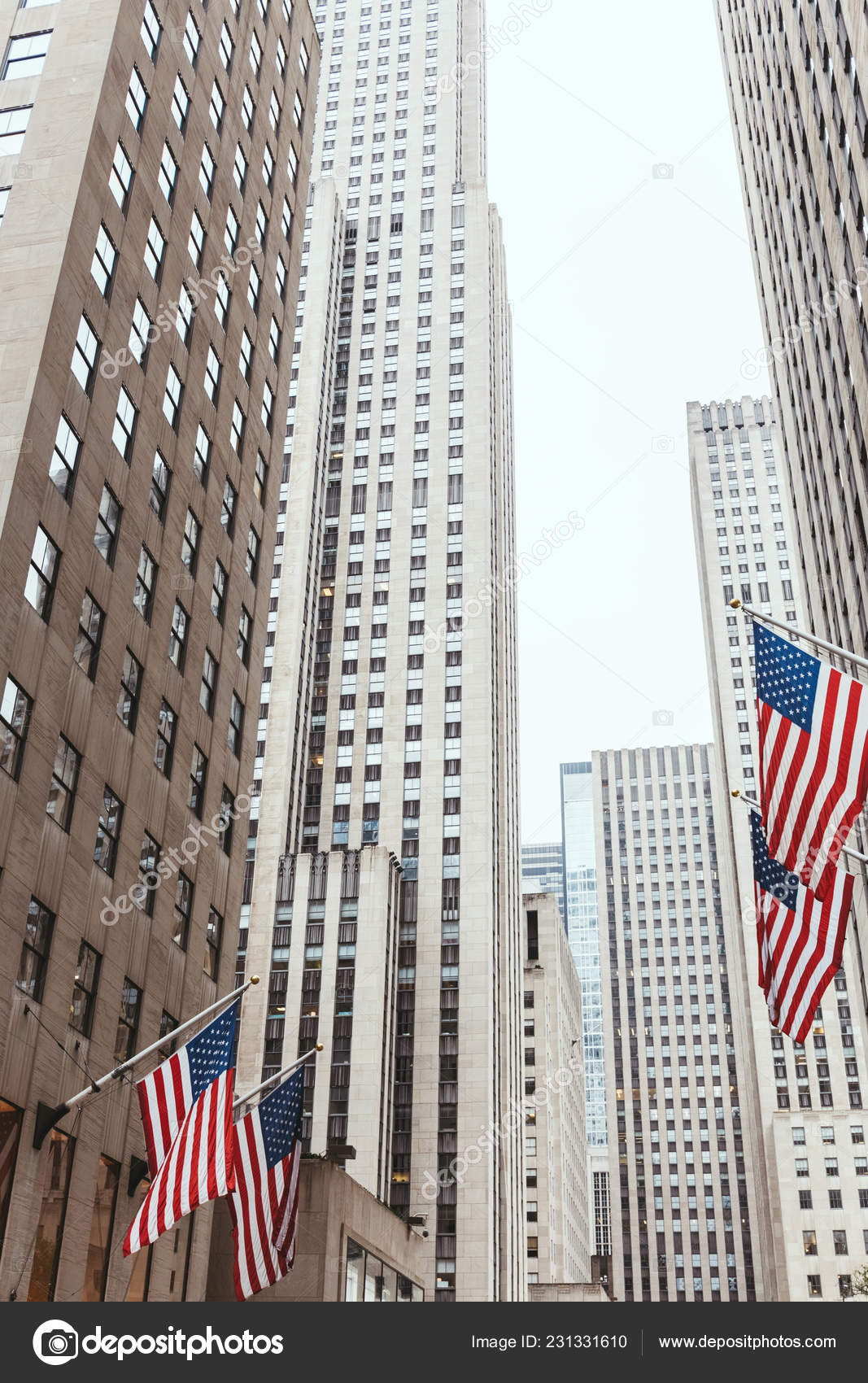ニューヨーク市の通り 米国の高層ビルとアメリカ国旗のローアングル ビュー 無料のストック写真 C Igorvetushko