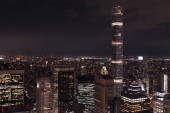 Letecký pohled na budov a světla noční město v new Yorku, usa