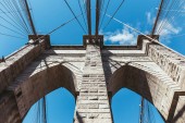 pohled zdola Brooklynský most pozadí modré oblohy jasno v new Yorku, usa