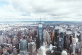 a légi felvétel a new york city felhőkarcoló és a felhős égbolt, Amerikai Egyesült Államok