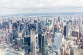 Luftaufnahme von New York City Wolkenkratzer und bewölkten Himmel, USA