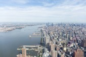 Letecký pohled na new york budov a Atlantský oceán, usa