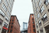 Městská scéna s budovami a Brooklynský most v new york city, usa