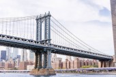 Městská scéna s Brooklynským mostem a manhattan v new Yorku, usa