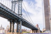 urbane Szene mit brooklyn bridge und manhattan in new york, USA