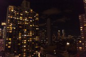 Městská scéna města new york v noci, usa