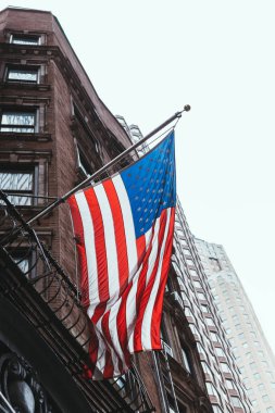 Ulusal bayrak ve new york, ABD binalarda görünümünü kapat