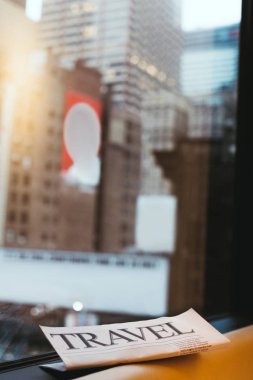 arka plan üzerinde seyahat gazetesi ve new york şehir görünümünü kapat