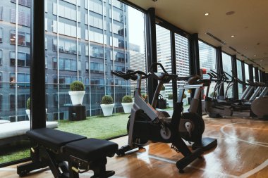 spor salonu ve çiçeklik egzersiz donanımları bakış balkon kapatmak