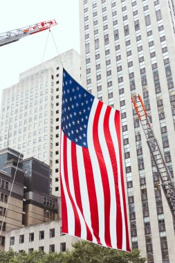 Amerikan bayrağı ve new york City, ABD binalar görünümünü kapat