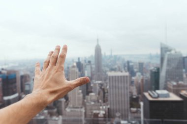Erkek el ve bulanık new york city kısmi görünümünü arka plan üzerinde
