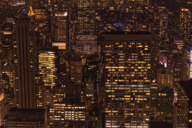 bina ve gece şehir ışıkları new york, ABD havadan görünümü