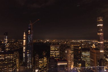 bina ve gece şehir ışıkları new york, ABD havadan görünümü