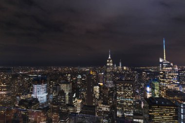 bina ve gece şehir ışıkları new york, ABD havadan görünümü