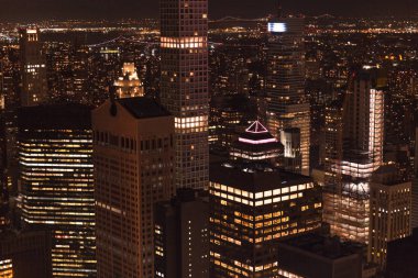 bina ve gece şehir ışıkları new york, ABD havadan görünümü