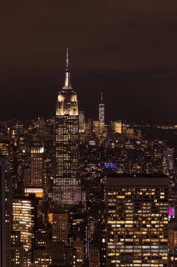 bina ve gece şehir ışıkları new york, ABD havadan görünümü