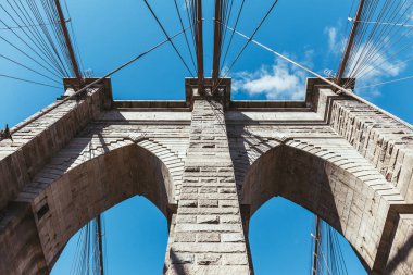 mavi bulutlu gökyüzü arka plan ABD new York'ta brooklyn Köprüsü'nün alt görünümü