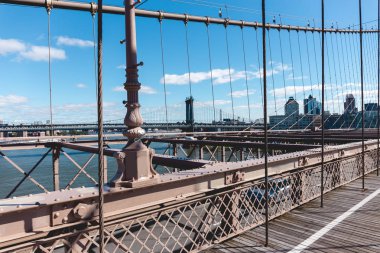 Brooklyn Köprüsü üzerinde mavi gökyüzü ve manhattan üzerinde arka plan, new york, ABD