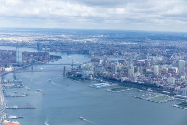 ABD new York'ta manhattan ve brooklyn Köprüsü'nün havadan görünümü