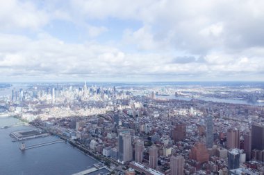 new york city gökdelenler ve bulutlu gökyüzü, ABD havadan görünümü