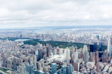 new york city gökdelenler ve bulutlu gökyüzü, ABD havadan görünümü