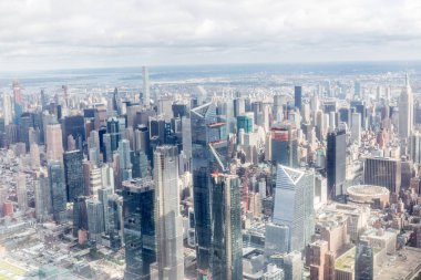 new york city gökdelenler ve bulutlu gökyüzü, ABD havadan görünümü