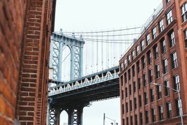 binalar ve brooklyn Köprüsü'nün new york City, ABD ile kentsel manzara