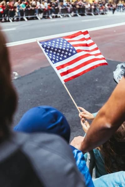 Vista Cerca Bandera Americana Manos Niños Durante Desfile Calle Nueva — Foto de stock gratis