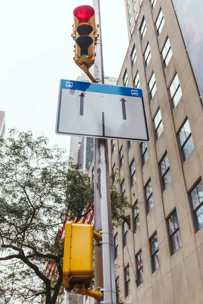 Urban Scen Med Byggnader Trafikljus Och Road Logga New York — Stockfoto