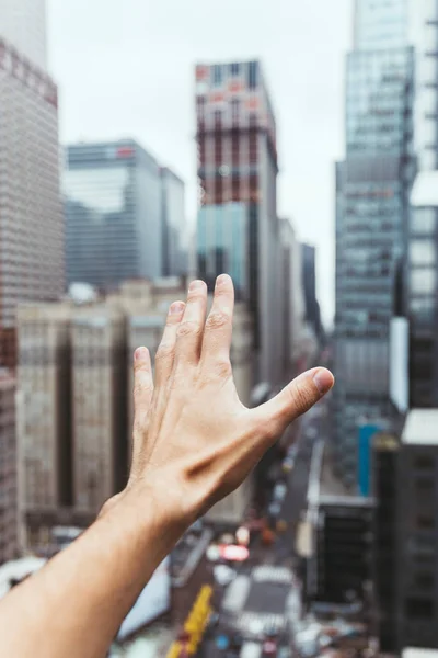 Teilansicht Der Männlichen Hand Und Verschwommene New Yorker Stadtansichten Hintergrund — Stockfoto