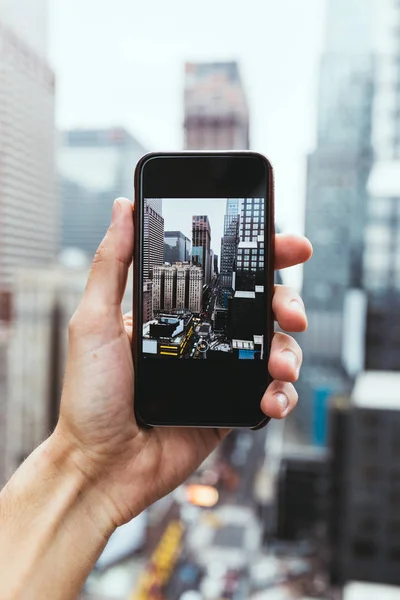 Przycięte Strzał Człowiek Smartfona Biorąc Obraz Miasta Nowy Jork — Zdjęcie stockowe