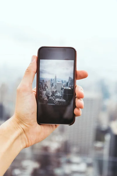 Cortado Tiro Homem Com Smartphone Tirando Foto Nova Iorque — Fotografia de Stock