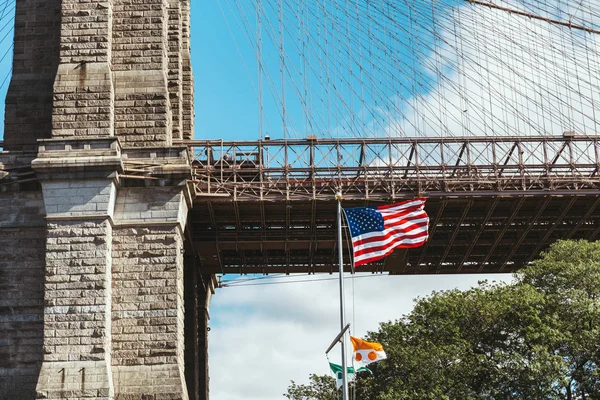 Zbliżenie Brooklyn Bridge Amerykańską Flagę Nowym Jorku Stany Zjednoczone Ameryki — Zdjęcie stockowe