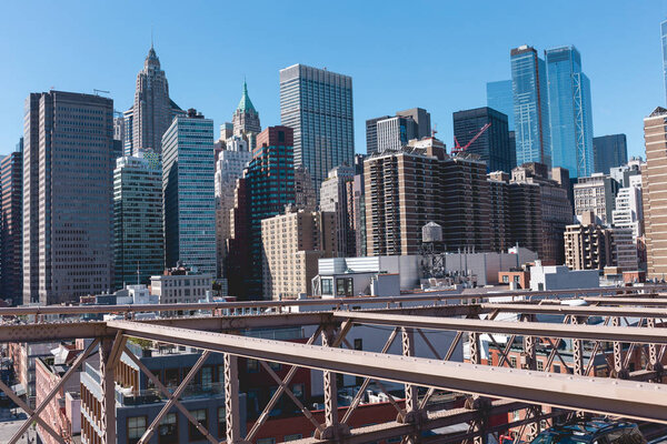Городская сцена Манхэттена с Бруклинского моста в Нью-Йорке, США
