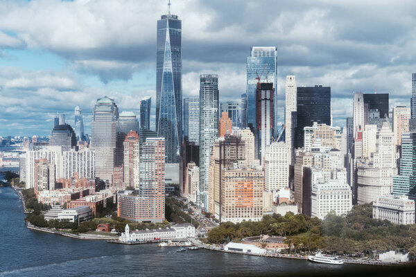 scenic view of new york buildings and atlantic ocean, сша
