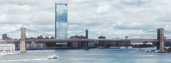 панорамный вид на Бруклинский мост и архитектуру Нью-Йорка, сша
