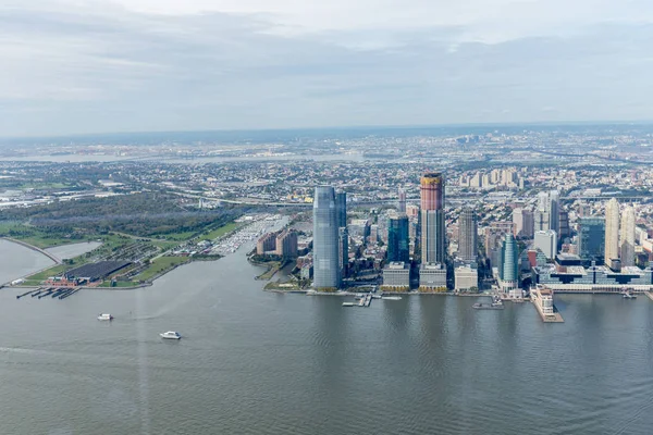 Αεροφωτογραφία Των Κτιρίων Της Νέας Υόρκης Και Τον Ατλαντικό Ωκεανό — Φωτογραφία Αρχείου
