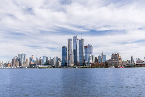 scenic view of new york buildings and atlantic ocean, сша
