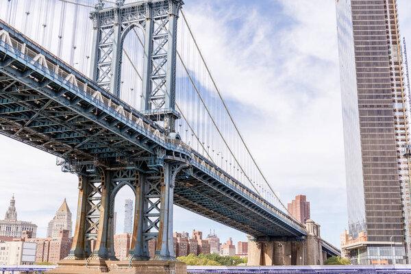 урбанистическая сцена с Бруклинским мостом и Манхэттеном в Нью-Йорке, США
