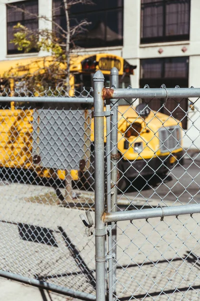 Fokus Selektif Dari Net Dan Bus Sekolah Diparkir Jalan New — Foto Stok Gratis