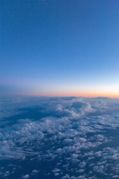 以蓝色多云的天空和阳光为背景的景色 — 图库照片