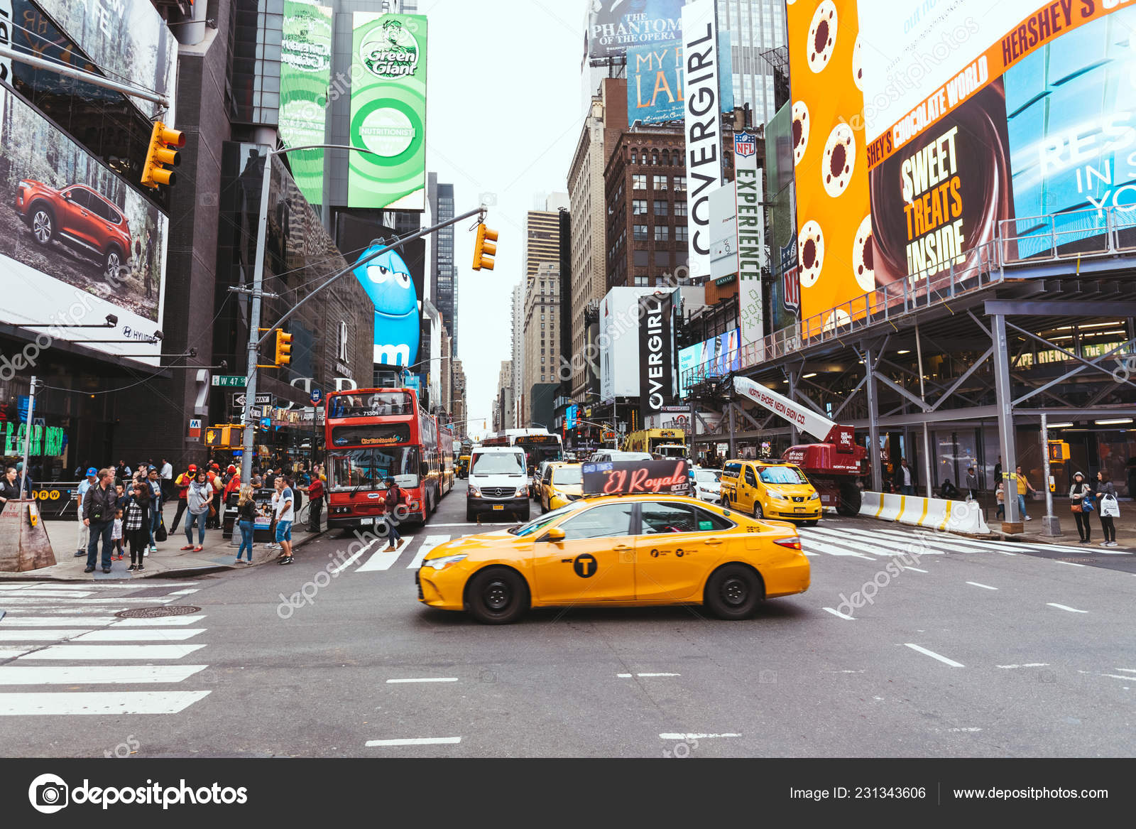 美国纽约时代广场2018年10月8日美国纽约拥挤时代广场的城市场景—— 库存社论照片© IgorVetushko #231343606